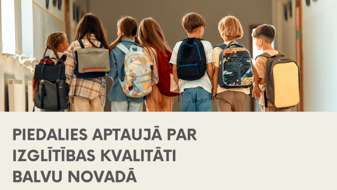 Septiņi skolēni ar mugurpuses skatu, redzamas viņu mugursomas.