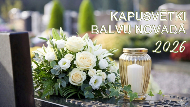Attēlā redzami balti ziedi un svecīte stikla traukā uz kapu kopiņas. Teksts vēsta par kapusvētkiem Balvu novadā 2026.