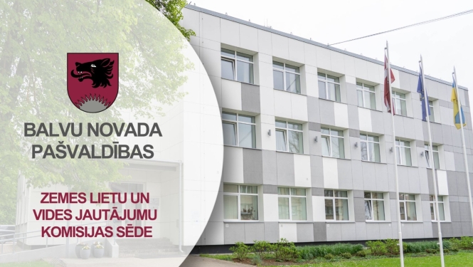 Attēlā redzama Balvu novada domes ēka, kreisajā pusē zaļi koki un labajā trīs karogi mastā. Teksts vēsta par Zemes lieti un vides jautājumu komisijas sēdi.