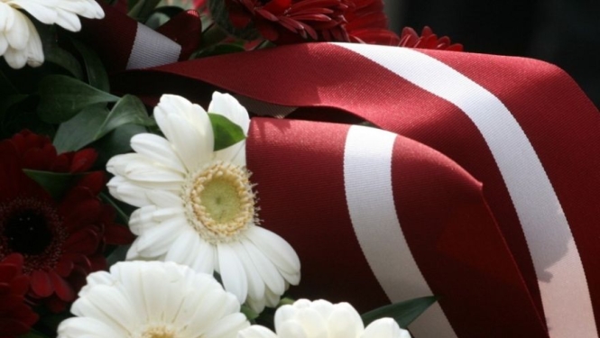 Latvijas valsts karogs un ziedi 