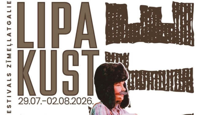 Vertikāls plakāts gaišā fonā par folkloras festivālu "Lipa kust", kas notiks 2026. gada 29. jūlijā–2. augustā. Labajā pusē redzams cilvēks, sēžot uz koka sola un turot rokās akordeonu. Viņam galvā ir liela melna kažokādas cepure ar ausainēm, mugurā rūtaina krekla un tumši zābaki. Fonā izvietoti tumši, stilizēti rakstu motīvi.