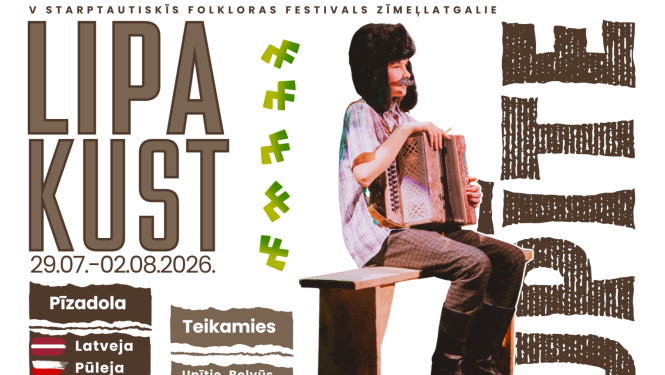 Vertikāls plakāts gaišā fonā par folkloras festivālu "Lipa kust", kas notiks 2026. gada 29. jūlijā–2. augustā. Labajā pusē redzams cilvēks, sēžot uz koka sola un turot rokās akordeonu. Viņam galvā ir liela melna kažokādas cepure ar ausainēm, mugurā rūtaina krekla un tumši zābaki. Fonā izvietoti tumši, stilizēti rakstu motīvi.