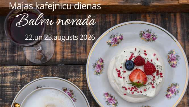 Attēlā redzama koka virsma un uz tā novietota pavlova kūciņa ar ogām, balta kafija un sarkanvīna glāze.