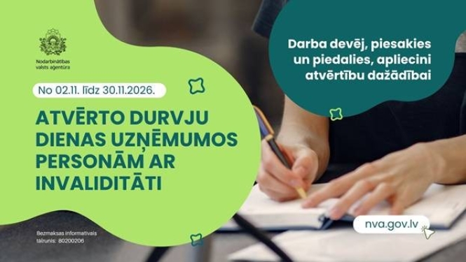 Attēlā redzamas cilvēka rokas, kas raksta ar pildspalvu.