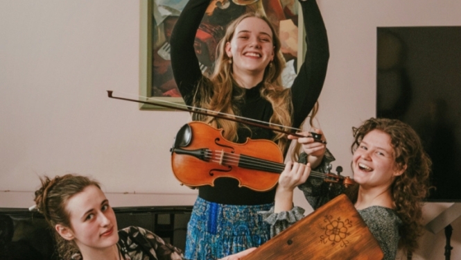 Attēlā redzamas 3 meitenes ar mūzikas instrumentiem.