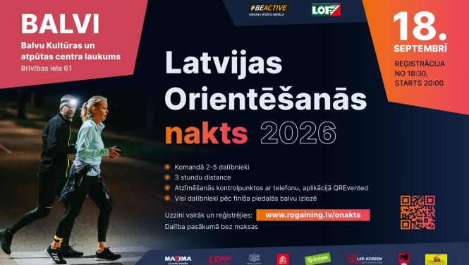 Uz tumša fona redzama sieviete un vīrietis, skrienot. 18. septembrī notiks Latvijas Orientēšanās nakts Balvos.