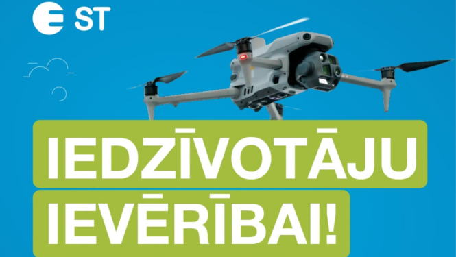 "Sadales tīkls" informatīvais attēls "IEDZĪVOTĀJU IEVĒRĪBAI!". Uz koši zila fona redzams pelēks bezpilota gaisa kuģis (drons) lidojumā un uzņēmuma logotips "ST".
