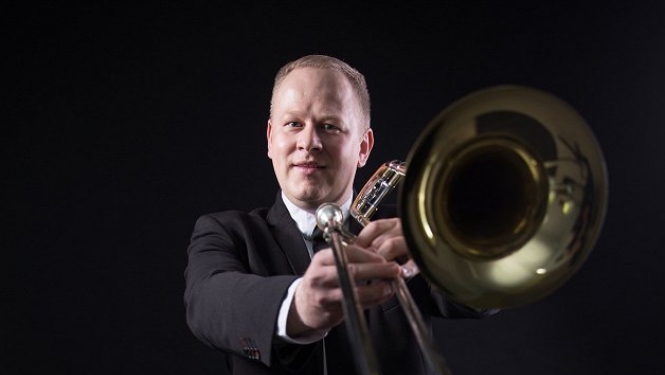 Sandris Dubovs ar mūzikas instrumentu