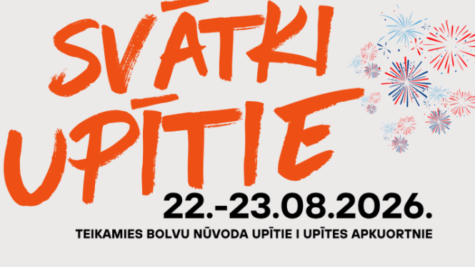 Attēlā redzama gaiša svētku afiša. Lieliem, spilgti oranžiem burtiem rakstīts: SVĀTKI UPĪTIE
