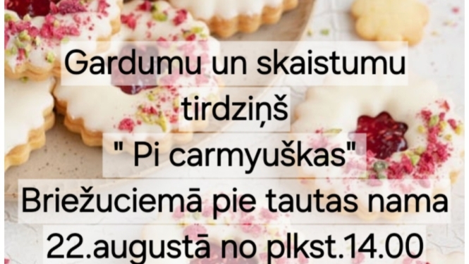 Attēlā redzama afiša tirdziņam. Fonā mazāki un lielāki cepumi ar baltu glazūru un sarkanām skaidiņām..