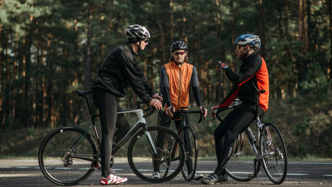 Trīs vīrieši piedalās velobraucienā