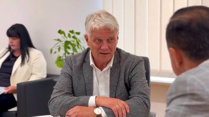 Balvu novada domes priekšsēdētājs Jānis Trupovnieks sarunas laikā ar Veselības ministru.