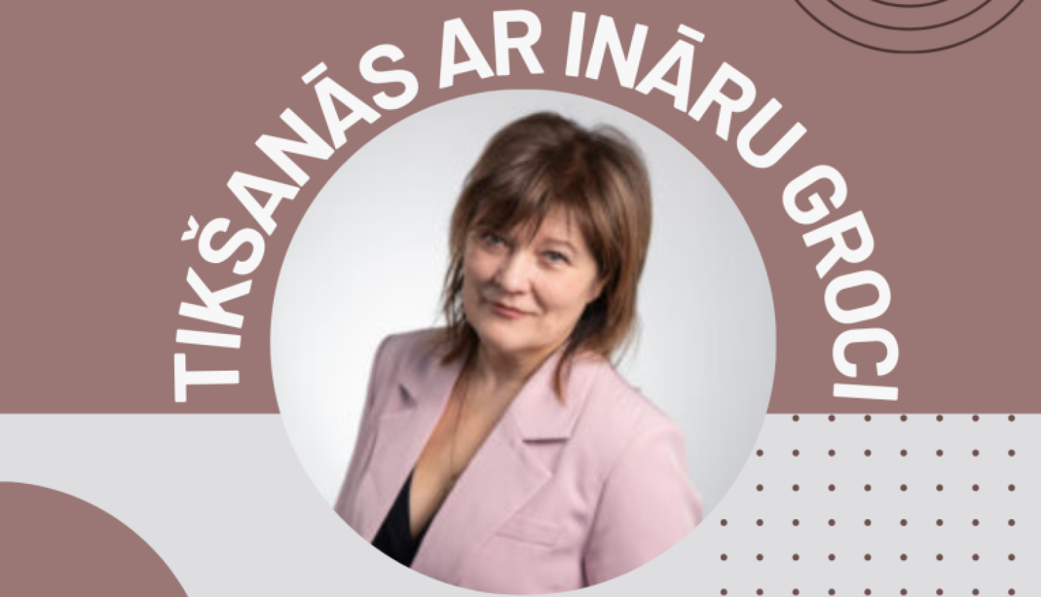 Attēlā redzama sieviete, skatās kamerā.