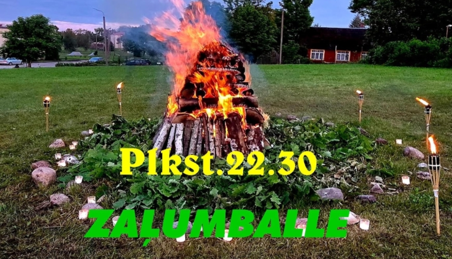 Attēlā redzams Jāņu un vasaras saulgriežu pasākuma plakāts Tilžas brīvdabas estrādē. Centrā deg liels ugunskurs, apkārt izvietotas lāpas un sveces. Plakātā norādīts, ka 22. jūnijā notiks ugunskura iedegšana ar dejotājiem, dziedātājiem un teātra spēlētājiem, bet vēlāk – zaļumballe.