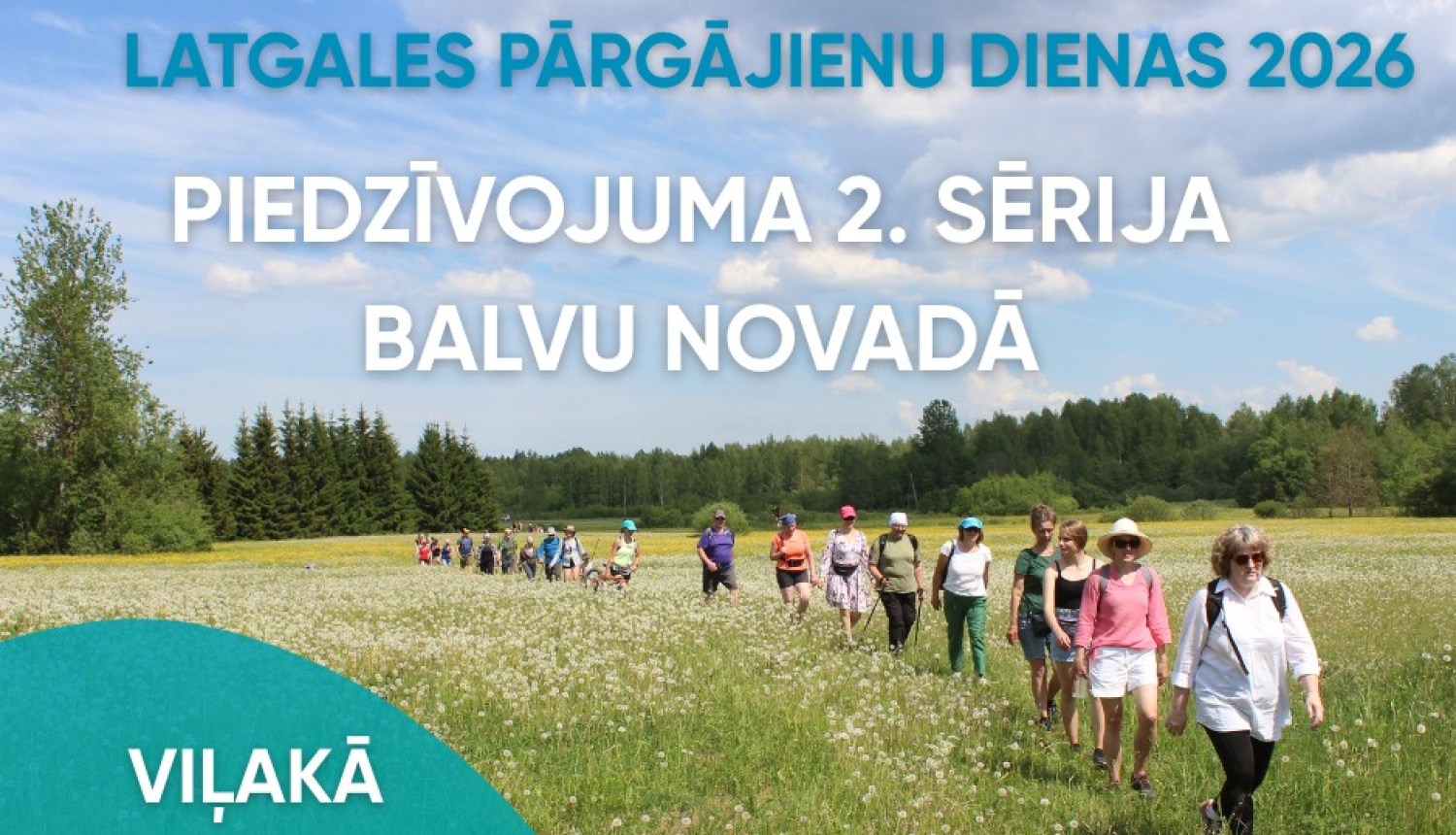 Attēlā redzams pārgājiena pasākuma plakāts — cilvēku grupa dodas pārgājienā pa ziedošu pļavu saulainā dienā. Plakātā reklamētas “Latgales pārgājienu dienas 2026”, piedzīvojuma 2. sērija Balvu novadā. Norādīta norises vieta Viļaka, datums 24. maijs un distances garums — 21 km.
