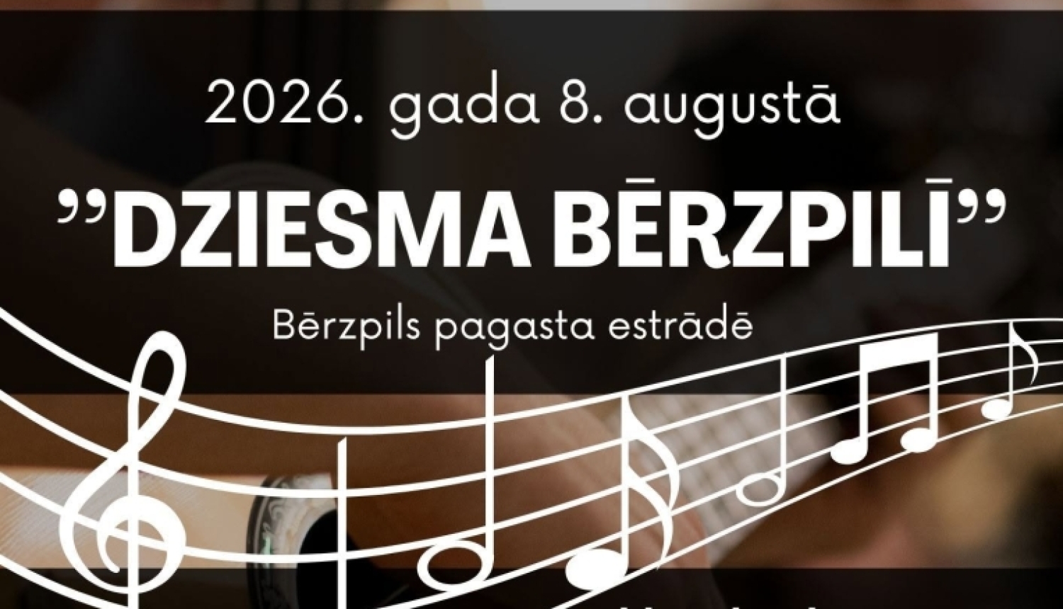 Attēlā redzama pasākuma afiša tumšos brūnos un melnos toņos ar izplūdušu ģitāras attēlu fonā. Pāri afišai stiepjas baltas nošu līnijas ar lielām notīm, bet kreisajā apakšējā stūrī redzams stilizēts retro mikrofons. Centrā ar lieliem baltiem burtiem izcelts pasākuma nosaukums "Dziesma Bērzpilī", norādīts datums – 2026. gada 8. augusts, un vieta – Bērzpils pagasta estrāde.