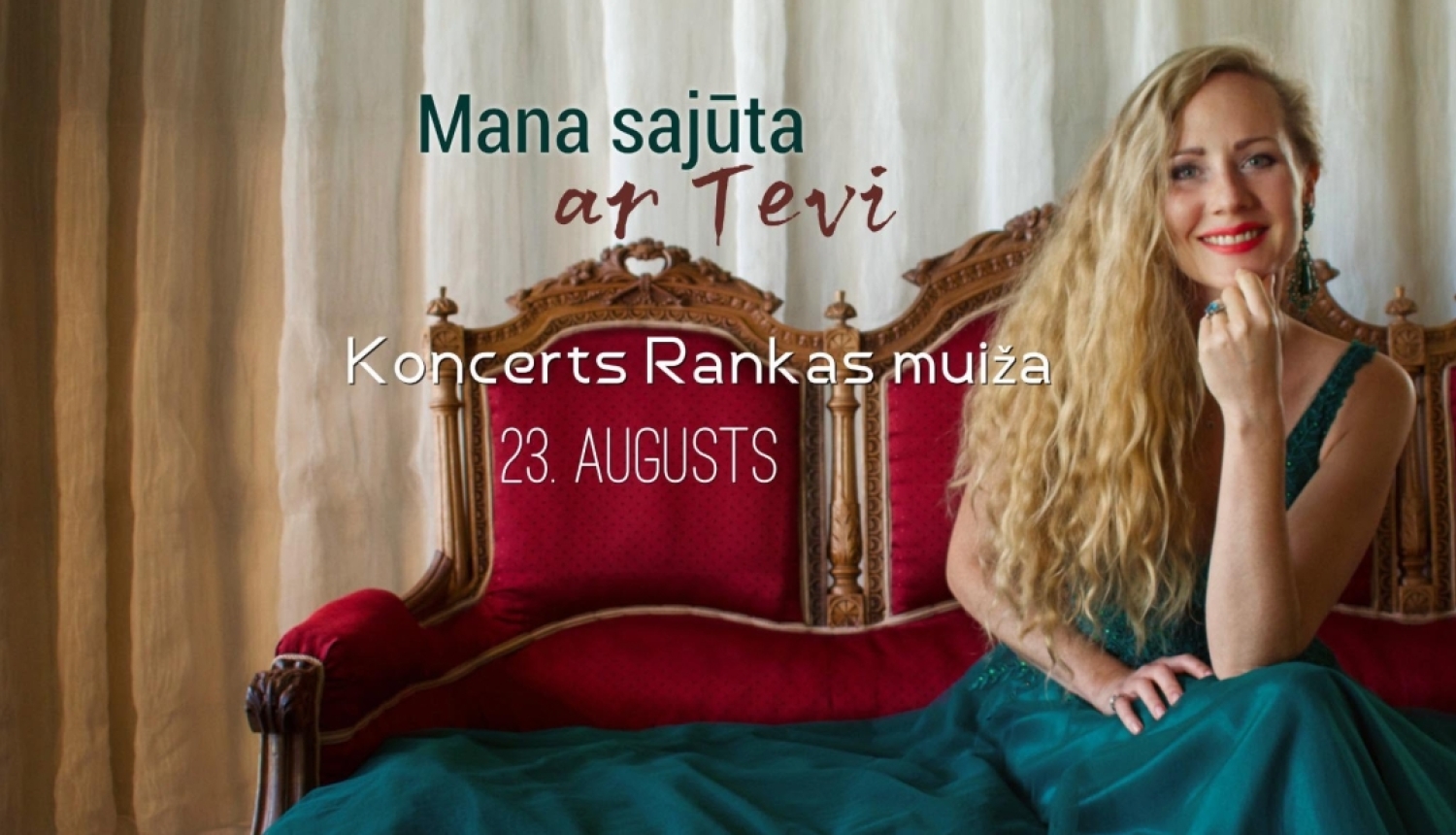 Attēlā redzama gaišmataina sieviete, ģērbusies zaļā kleitā, sēž uz sarkana, grezna krēsla. Fonā redzami bēšīgi aizkari.