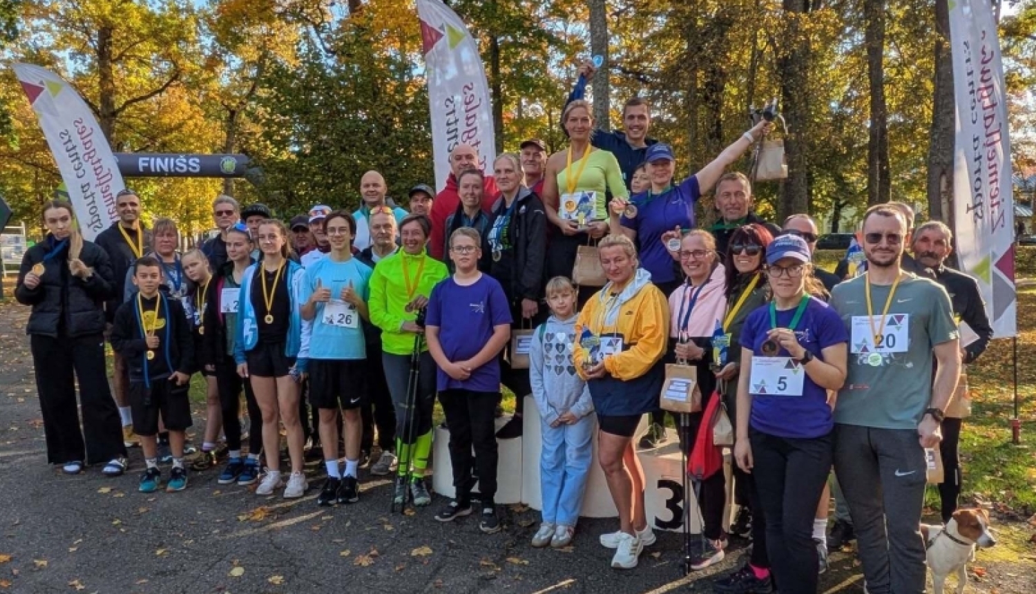 Attēlā redzami vairāki sportisti