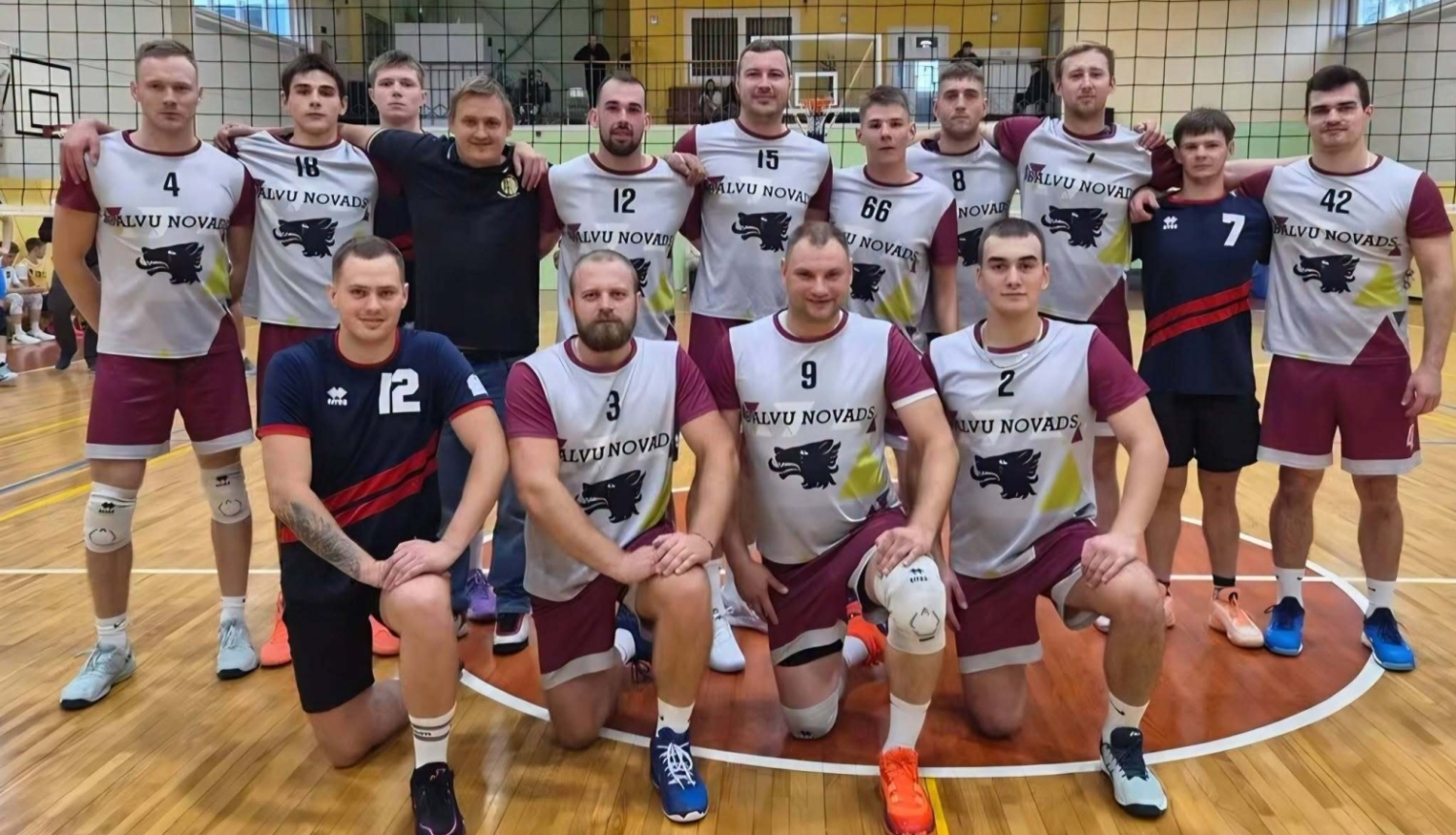 Attēlā redzami vairāki sportisti