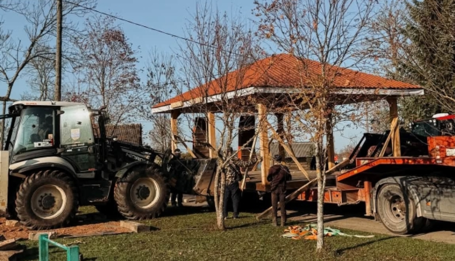 Attēlā redzams traktors pie lapenes