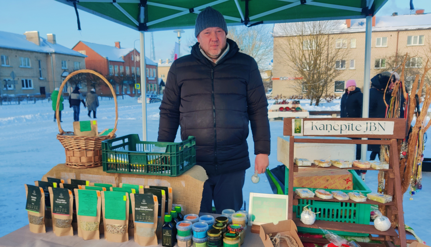 Jānis Bunts ar savu produkciju