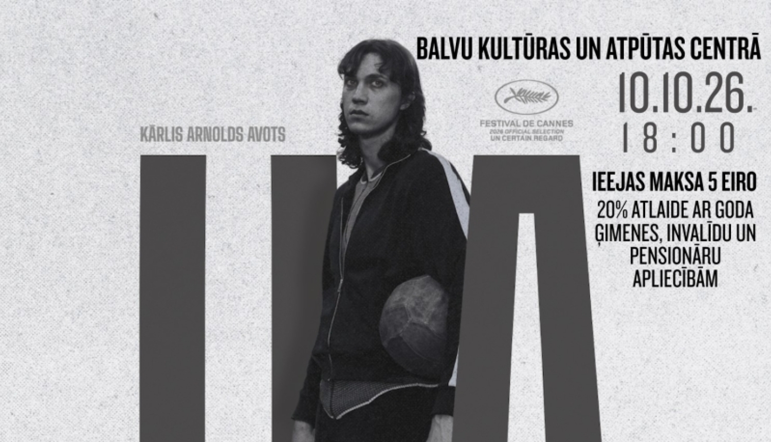 Attēlā redzama sieviete Uļa ar basketbola bumbu rokās 