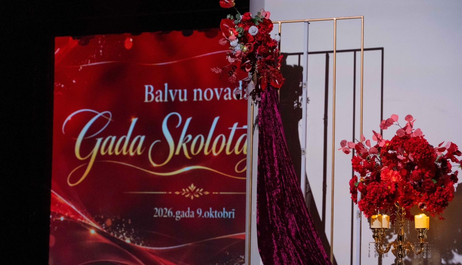 Attēlā redzams skatuves izskārtojums pasākumā "Gada skolotājs 2026''"