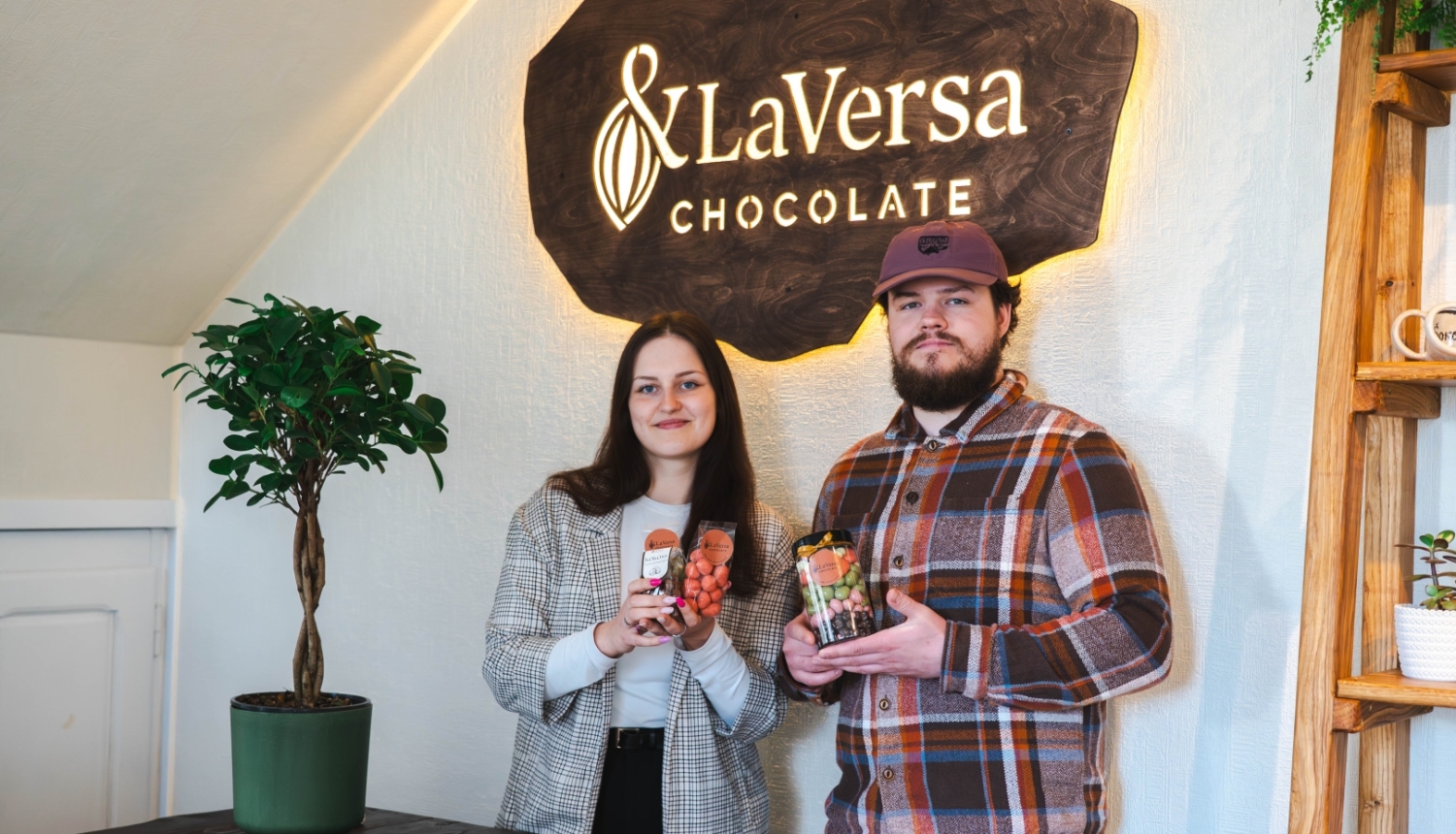 IK ''LaVersa'' dibinātāji Aleta Boldāne un Niks Mičs savā veikalā Balvos, rokās turot savu saražoto produkciju.