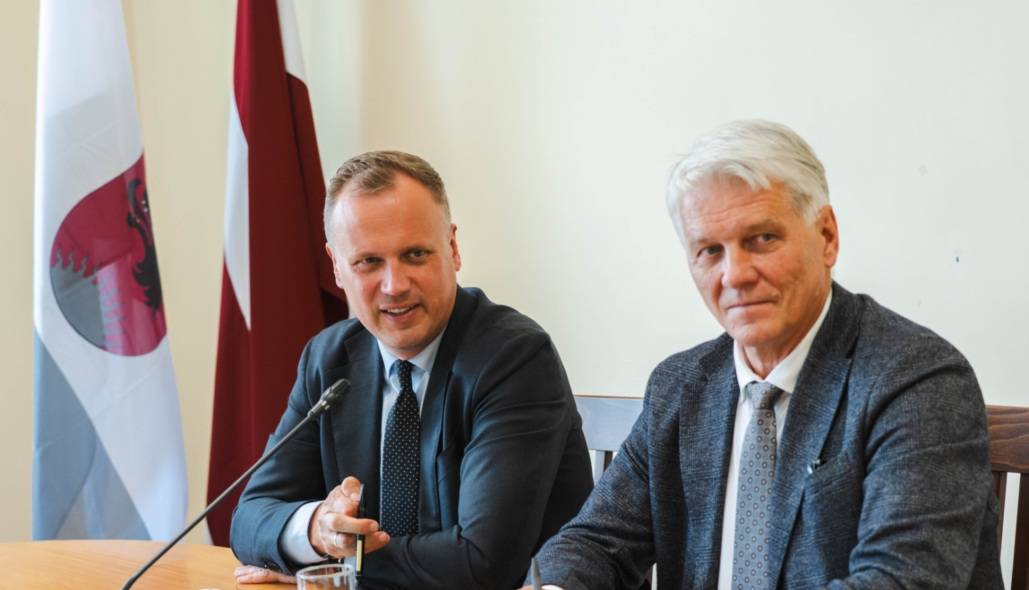 Balvu novada pašvaldības domes priekšsēdētājs Jānis Trupovnieks kopā ar viedās administrācijas un reģionālās attīstības ministru Edgaru Tavaru.
