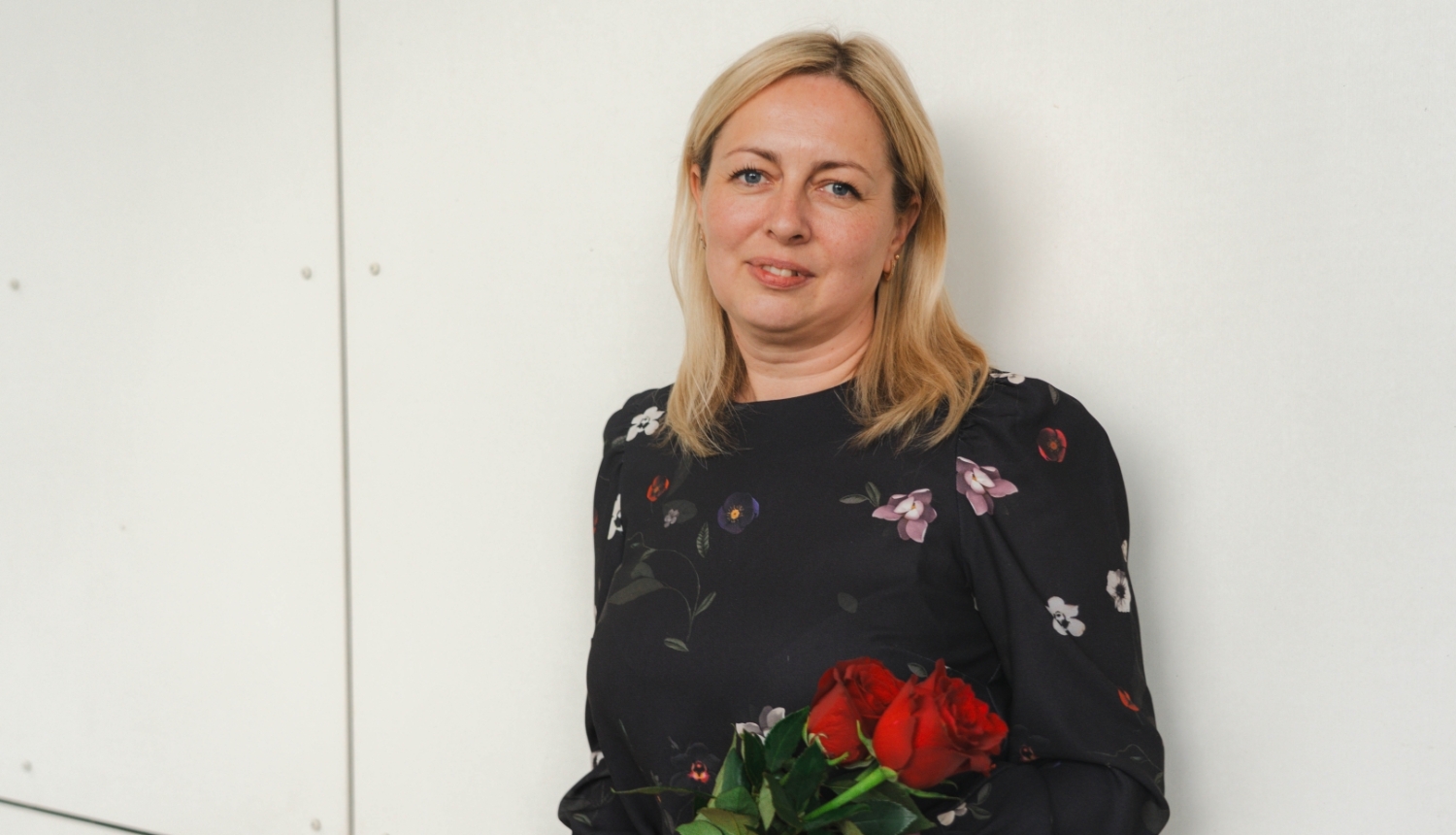 Balvu apvienības pārvaldes jaunā vadītāja Linda Igaune rokās tur trīs sarkana srozes. 