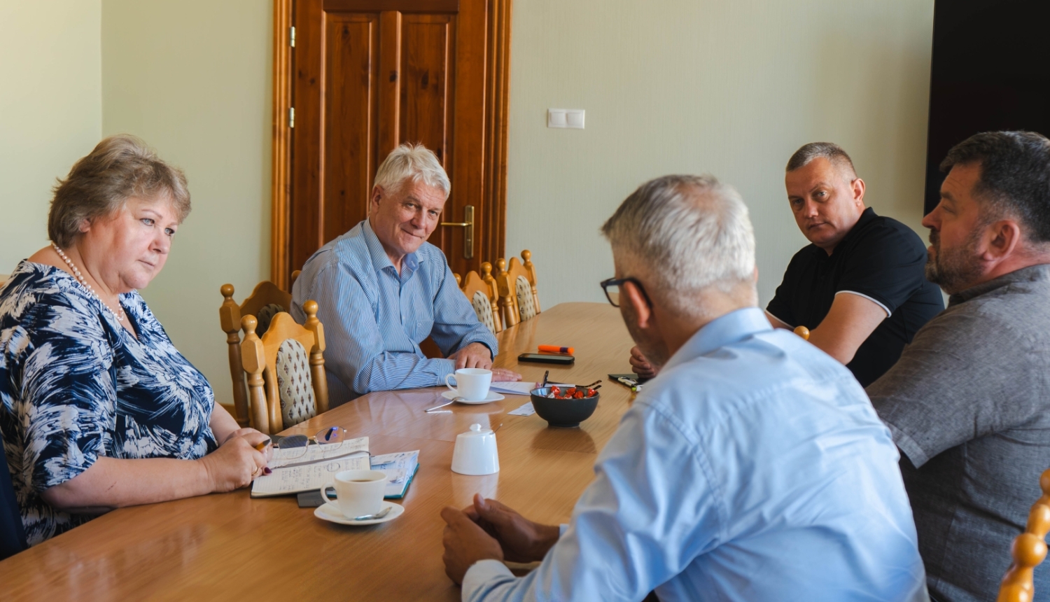 Iekštelpu fotoattēls ar darba sanāksmi.