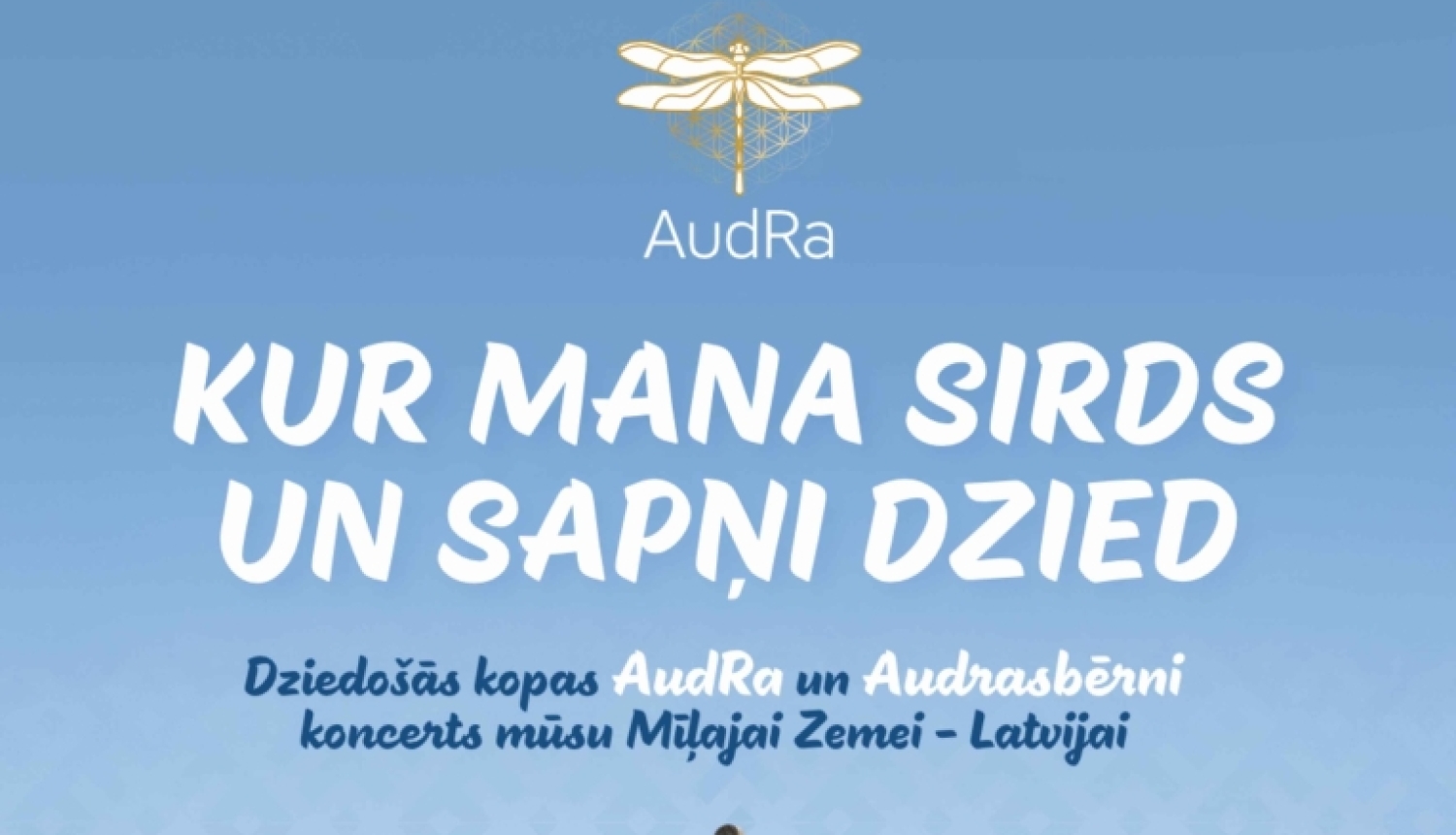 Attēlā redzami cilvēki tautas tērpos