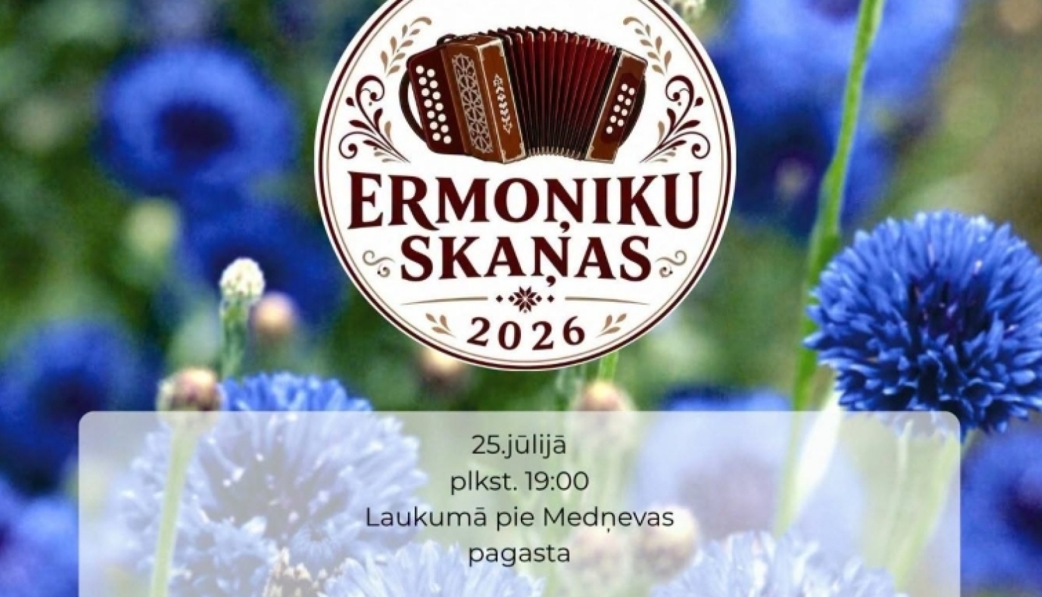 Attēlā redzamas spilgti zilas rudzupuķes un teksts, kas aicina uz tautas muzikantu festivālu ''Ermoņiku skaņas - 20"