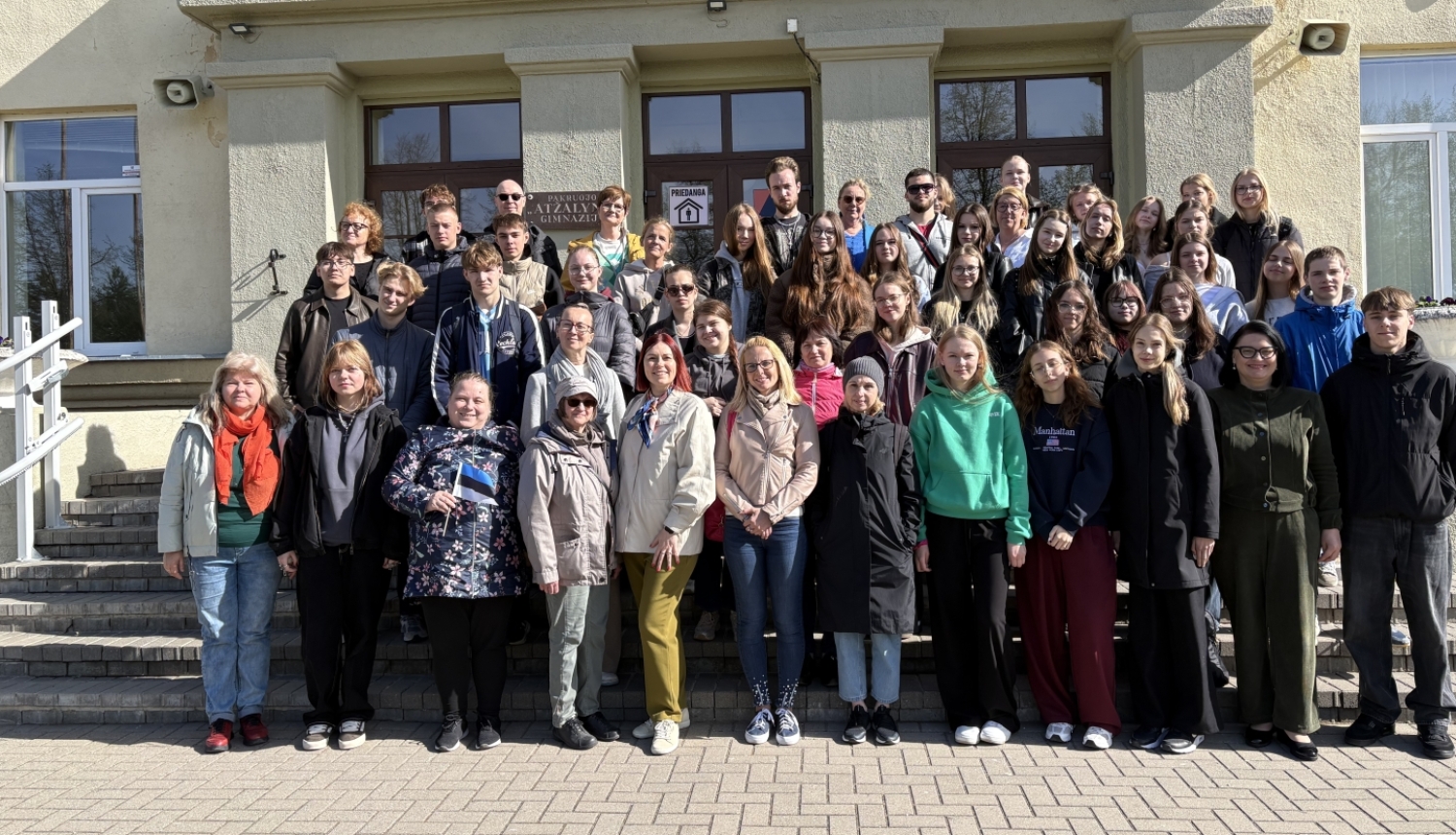 Projekta dalībnieku kopbilde pie Atžalynas ģimnāzijās ēkas Lietuvā 
