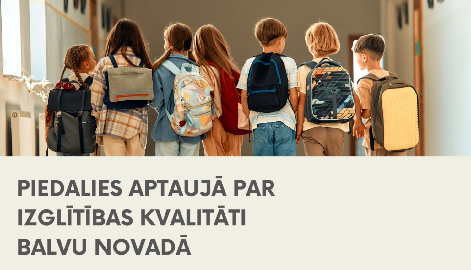 Septiņi skolēni ar mugurpuses skatu, redzamas viņu mugursomas.