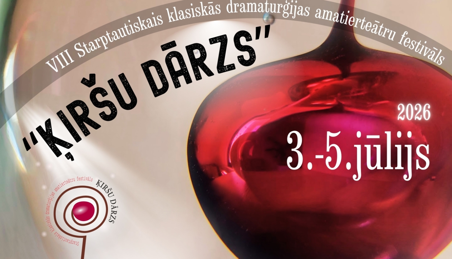 Attēlā redzams plakāts starptautiskajam klasiskās dramaturģijas amatierteātru festivālam "Ķiršu dārzs". Uz plakāta dominē liels sarkans ķirsis un norādīts, ka festivāls notiks 2026. gada 3.–5. jūlijā. Apakšā redzami organizatoru un atbalstītāju logo.