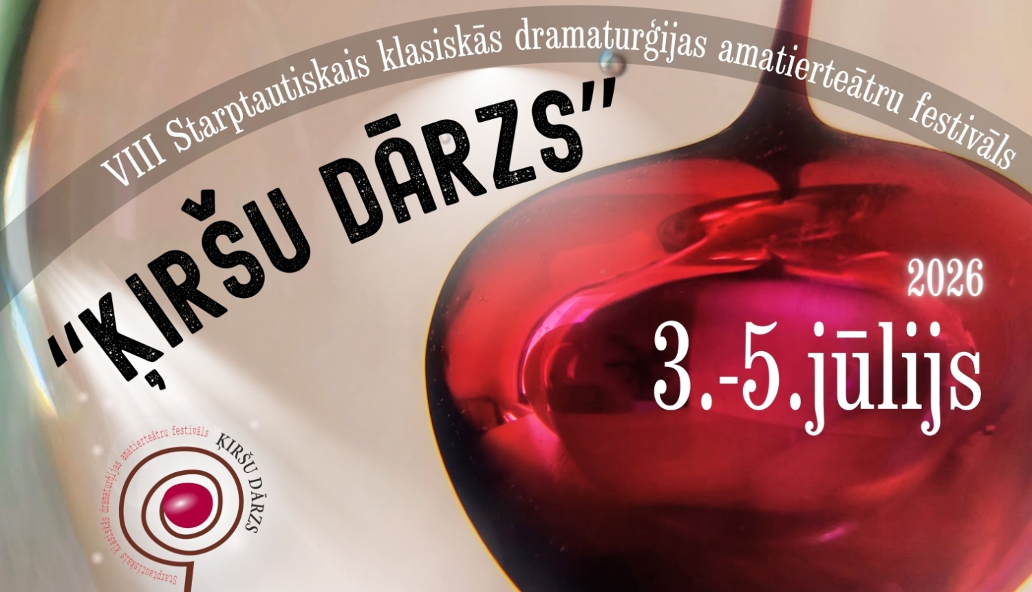 Attēlā redzams plakāts starptautiskajam klasiskās dramaturģijas amatierteātru festivālam "Ķiršu dārzs". Uz plakāta dominē liels sarkans ķirsis un norādīts, ka festivāls notiks 2026. gada 3.–5. jūlijā. Apakšā redzami organizatoru un atbalstītāju logo.
