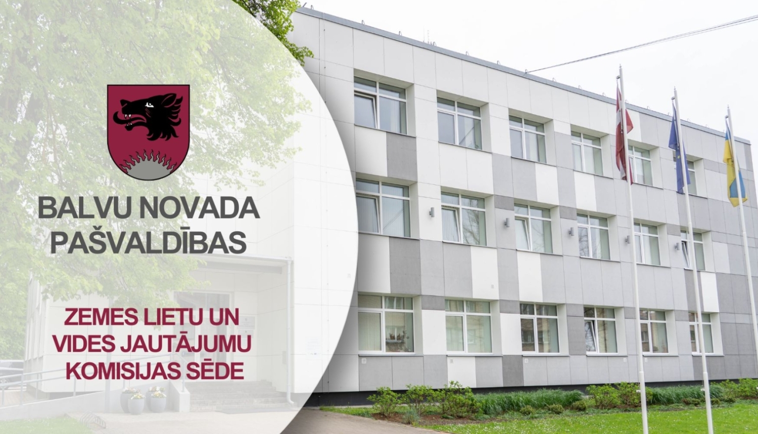 Attēlā redzama Balvu novada domes ēka, kreisajā pusē zaļi koki un labajā trīs karogi mastā. Teksts vēsta par Zemes lieti un vides jautājumu komisijas sēdi.