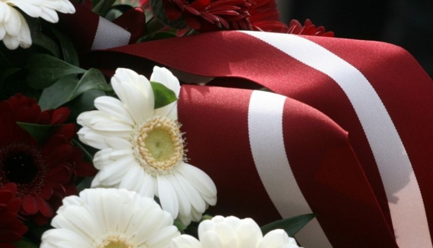 Latvijas valsts karogs un ziedi 