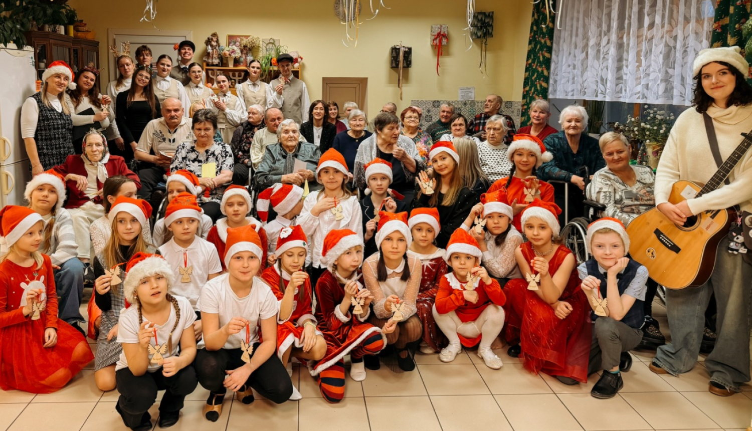 Pasākuma dalībnieki kopā ar sociālās mājas iemītniekiem