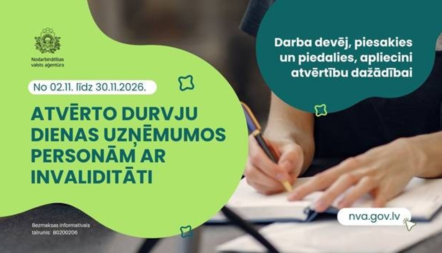 Attēlā redzamas cilvēka rokas, kas raksta ar pildspalvu.