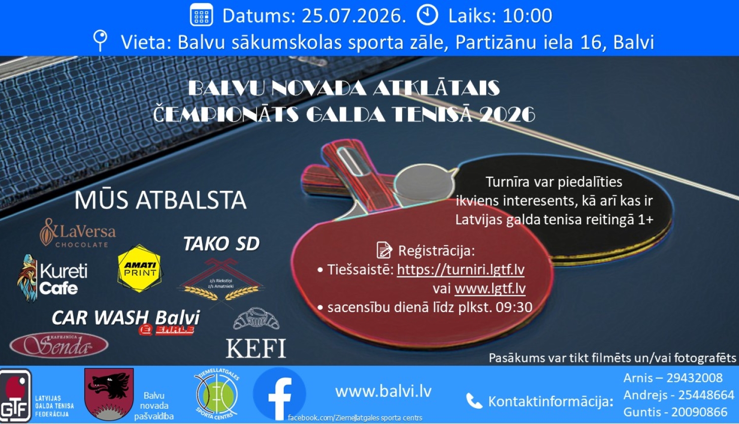 Attēlā redzama afiša, kas aicina piedalīties Balvu novada atklātajā čempionātā galda tenisā 2026.  Fonā redzams galda tenisa galds ar divām raketēm un bumbiņu. Augšdaļā norādīta informācija: 2026. gada 25. jūlijs, plkst. 10.00, norises vieta – Balvu sākumskolas sporta zāle. Afiša veidota zilos un tumšos toņos ar sportisku noformējumu. 