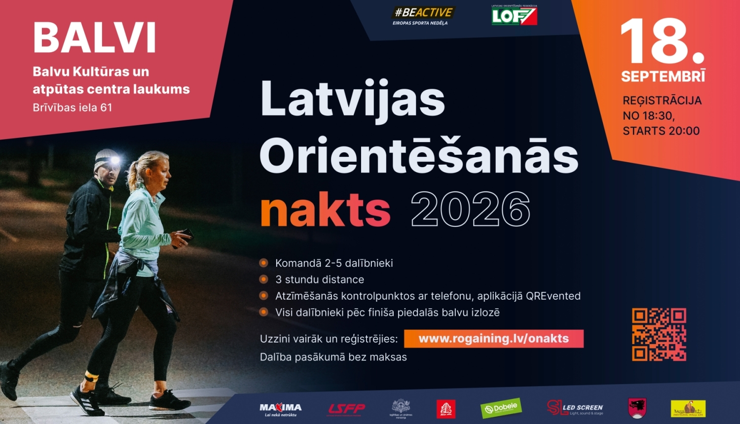 Uz tumša fona redzama sieviete un vīrietis, skrienot. 18. septembrī notiks Latvijas Orientēšanās nakts Balvos.