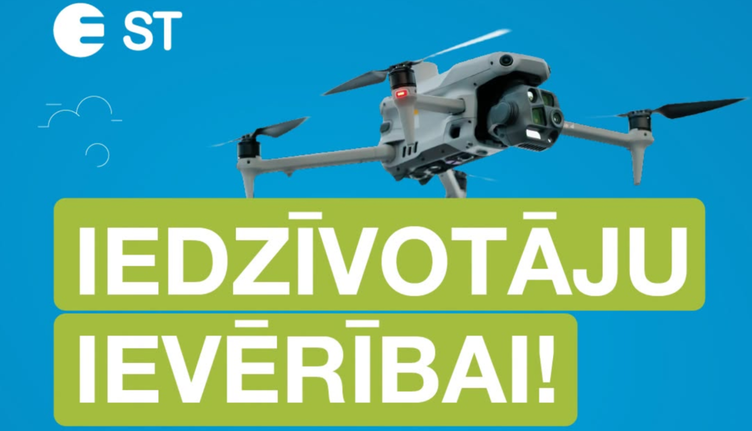 "Sadales tīkls" informatīvais attēls "IEDZĪVOTĀJU IEVĒRĪBAI!". Uz koši zila fona redzams pelēks bezpilota gaisa kuģis (drons) lidojumā un uzņēmuma logotips "ST".