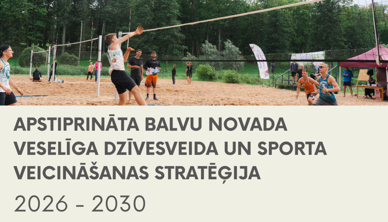 Balvu novada informatīvais attēls "APSTIPRINĀTA BALVU NOVADA VESELĪGA DZĪVESVEIDA UN SPORTA VEICINĀŠANAS STRATĒĢIJA 2026 - 2030". Augšējā daļā redzama fotogrāfija ar pludmales volejbola sacensībām brīvā dabā smilšu laukumos.