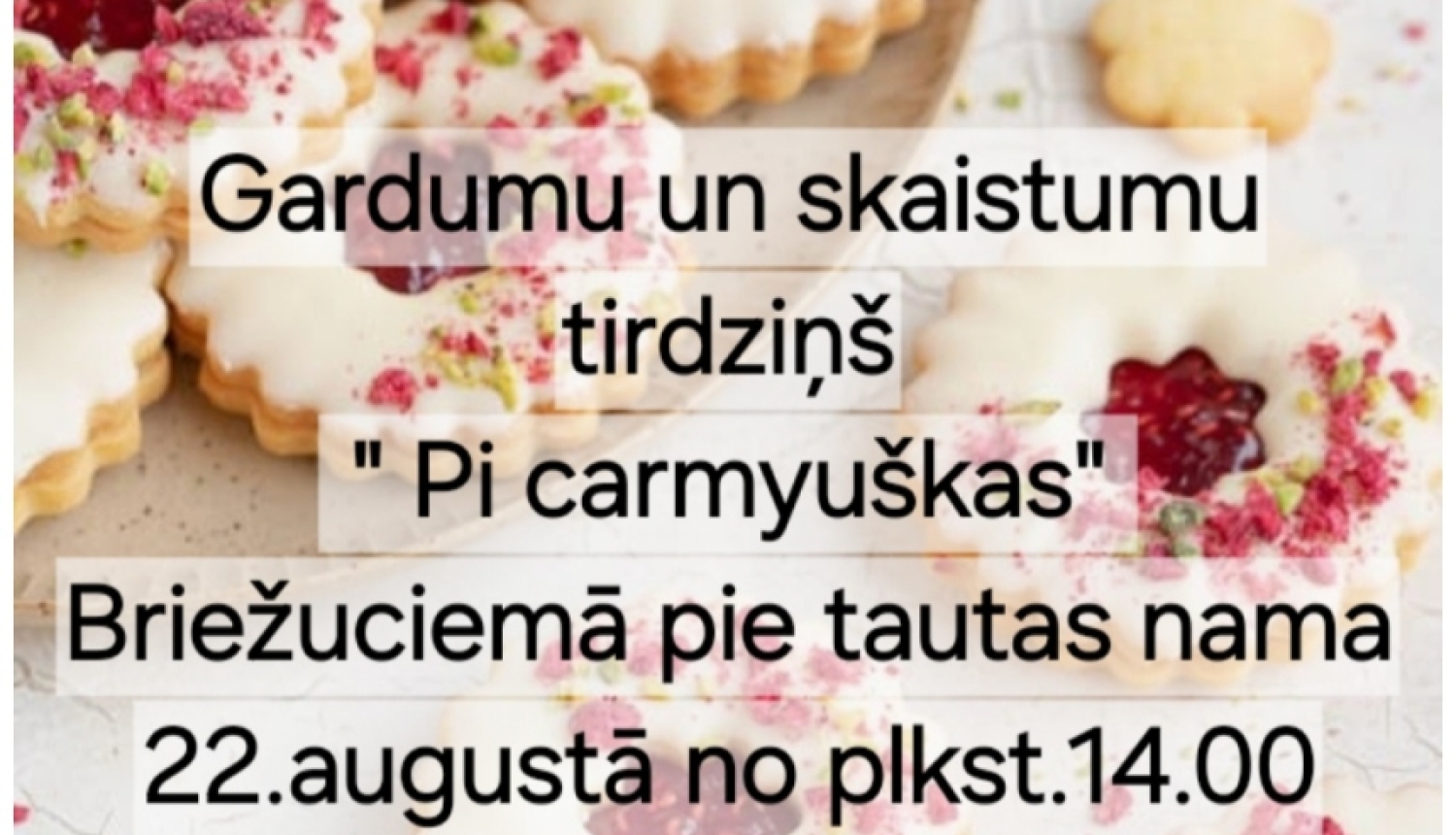 Attēlā redzama afiša tirdziņam. Fonā mazāki un lielāki cepumi ar baltu glazūru un sarkanām skaidiņām..