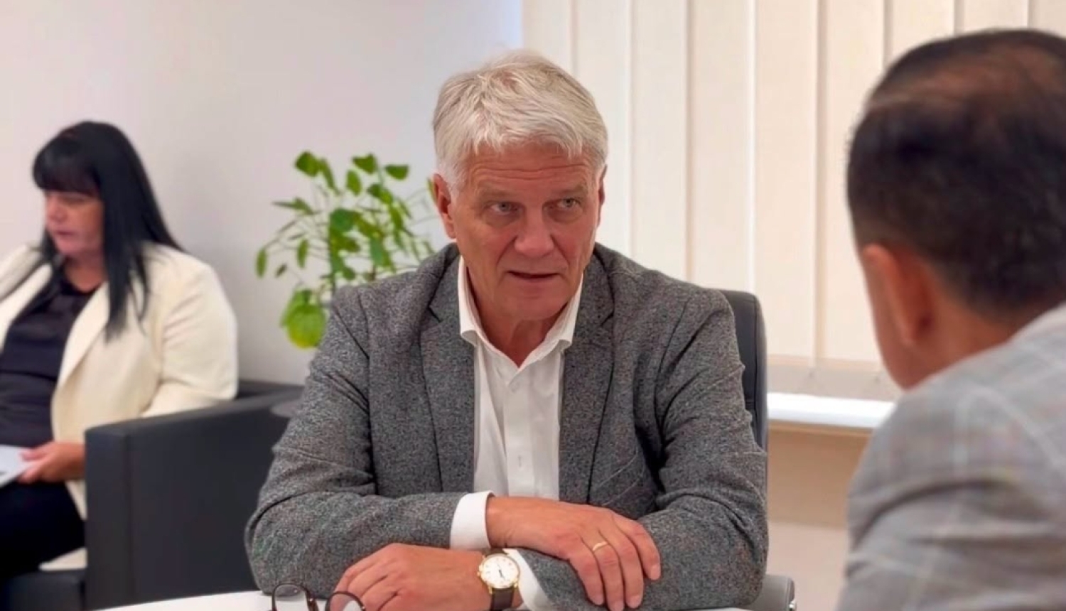 Balvu novada domes priekšsēdētājs Jānis Trupovnieks sarunas laikā ar Veselības ministru.