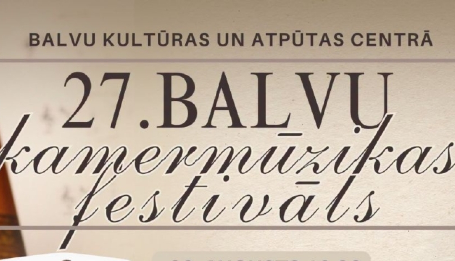 Attēlā redzama afiša ar 27. Kamermūzikas festivālu Balvos. Brūnganos, bēšīgos toņos. Pievienoti arī trīs attēli ar mūziķiem, kas uzstāsies.