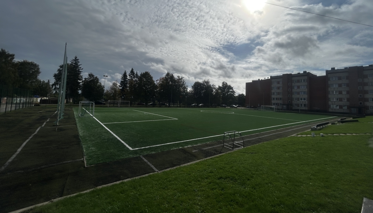 Attēlā redzams futbola laukums.