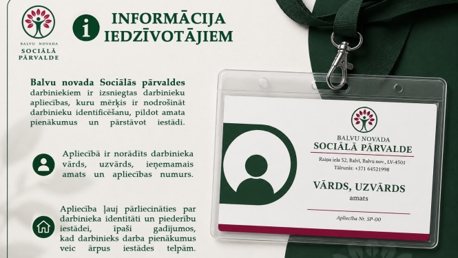 Balvu novada Sociālās pārvaldes informatīvs attēls par darbinieku apliecību ieviešanu. Kreisajā pusē ir paskaidrojošs teksts iedzīvotājiem, bet labajā pusē — apliecības paraugs caurspīdīgā plastmasas kabatiņā ar tumši zaļu kakla lentu.